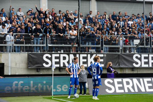 IFK Göteborgs Emil Salomonsson och Arbnor Mucolli väntar