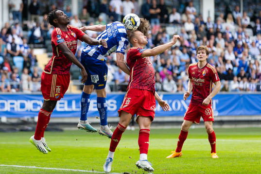 Djurgårdens Joel Asoro och Piotr Johansson i nickduell med
