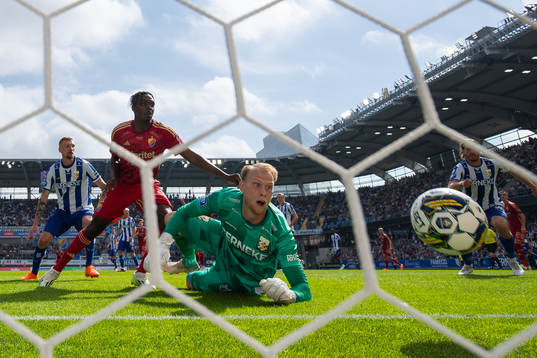 IFK Göteborgs målvakt Pontus Dahlberg ser bollen gå in i