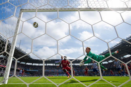 IFK Göteborgs målvakt Pontus Dahlberg ser bollen gå in i