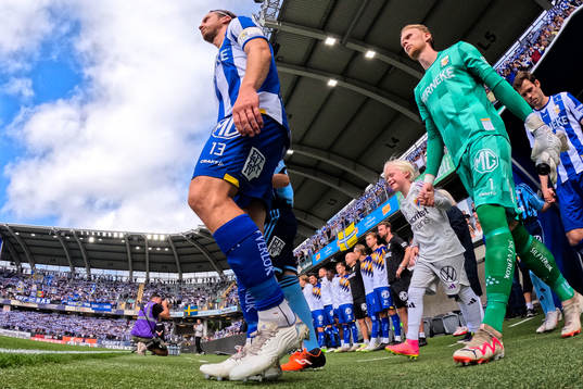IFK Göteborgs Gustav Svensson och målvakt Pontus Dahlberg