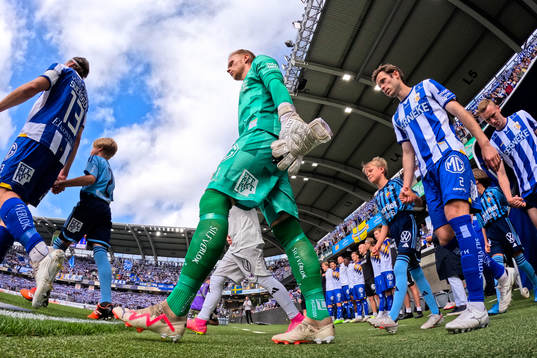 IFK Göteborgs Gustav Svensson, målvakt Pontus Dahlberg