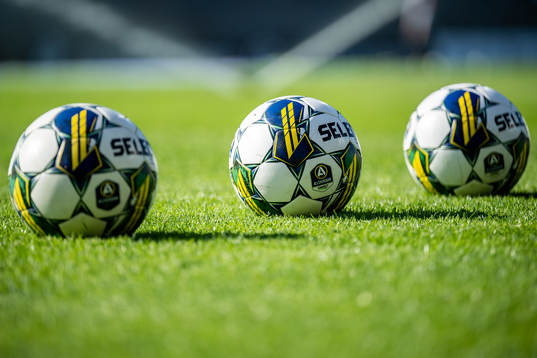 Fotbollar med allsvenska loggan på