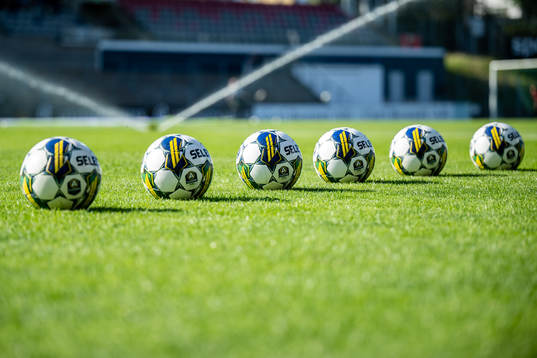 Fotbollar med allsvenska loggan på