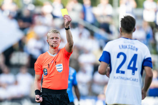 IFK Norrköpings Anton Eriksson får ett gult kort av