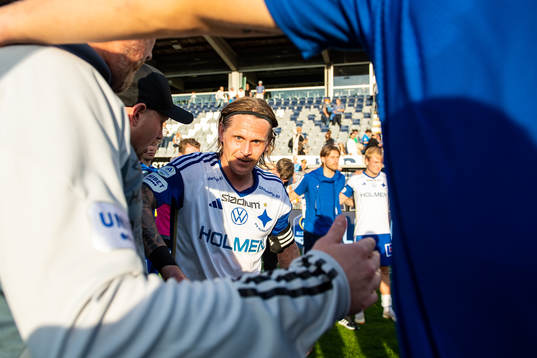 IFK Norrköpings Ari Freyr Skulason jublar