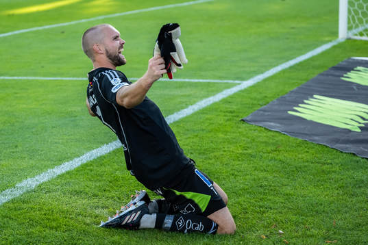 IFK Norrköpings målvakt Oscar Jansson jublar