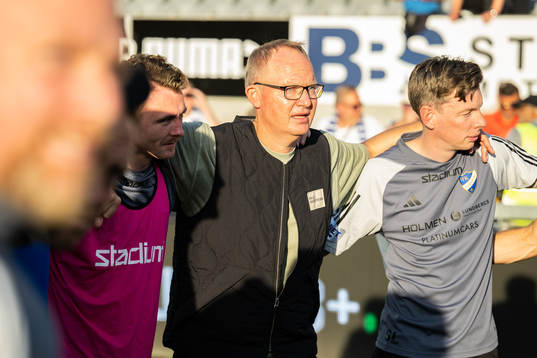 IFK Norrköpings tränare Glen Riddersholm jublar
