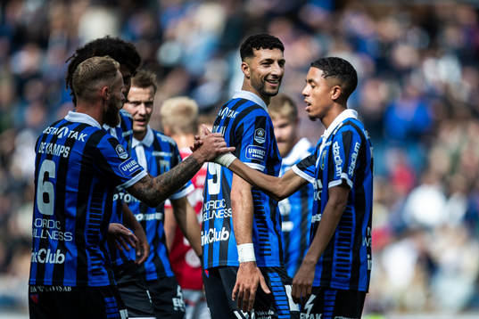 Sirius Wessam Abou Ali jublar med lagkamrater