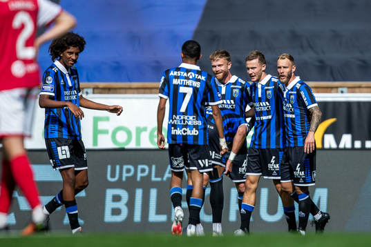 Sirius Melker Heier jublar med lagkamrater