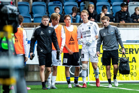 Sirius målvakt Jakob Tånnander lämnar planen skadad