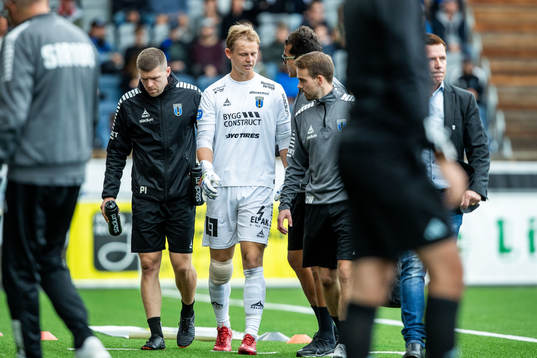 Sirius målvakt Jakob Tånnander lämnar planen skadad