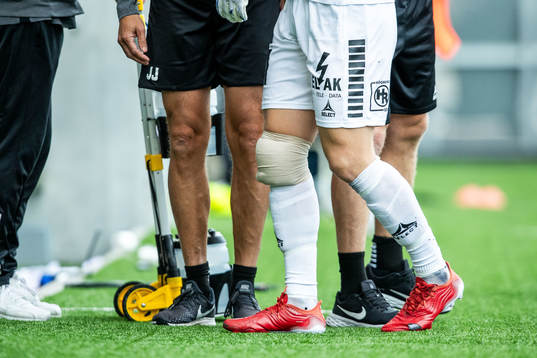 Sirius målvakt Jakob Tånnander lämnar planen skadad