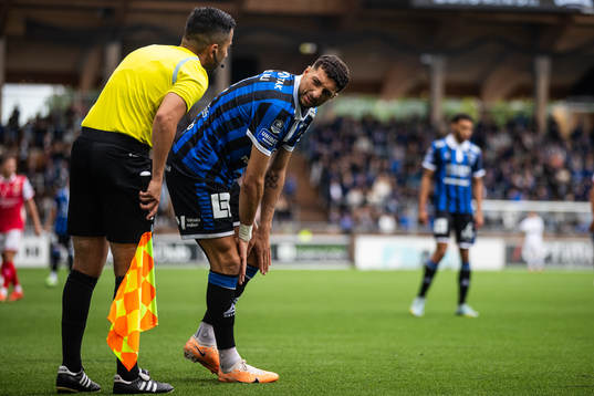 Assisterande domare Mahbod Beigi kollar till Sirius Wessam