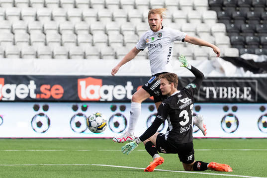 Örebros Kalle Holmberg gör 1-0 bakom Jönköpings Södras