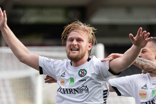 Örebros Kalle Holmberg jublar