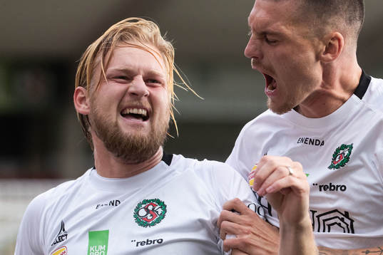 Örebros Kalle Holmberg jublar med Samuel Kroon