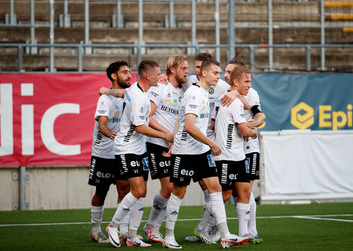 Örebros Kalle Holmberg jublar vid 2-0 med David Seger