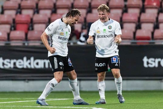 Örebros Kevin Walker jublar med Victor Backman