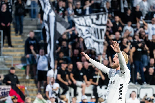 Örebros Kalle Holmberg jublar