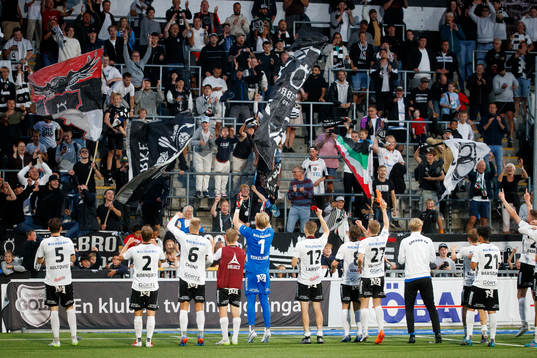 Örebrospelarna jublar med fansen