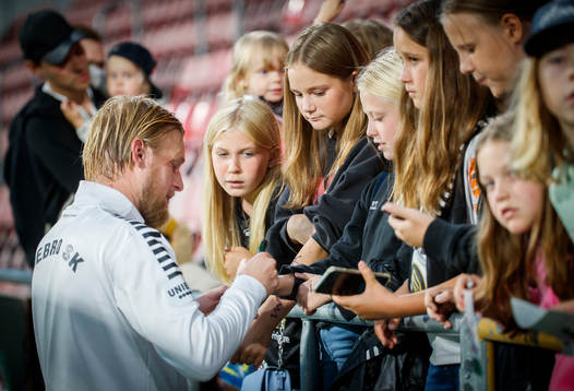 Örebros Kalle Holmberg skriver autografer