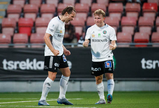 Örebros Kevin Walker gör 3-0 och jublar med Victor Backman