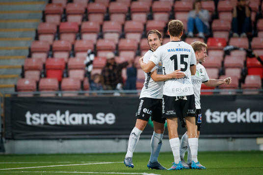 Örebros Kevin Walker gör 3-0 och jublar med Niclas