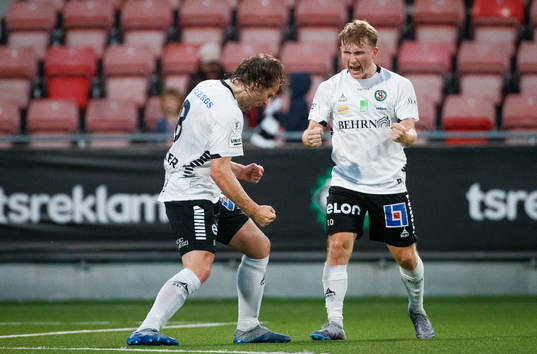 Örebros Kevin Walker gör 3-0 och jublar med Victor Backman