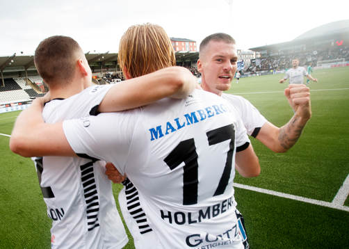 Örebros Samuel Kroon jublar vid Kalle Holmberg 1-0 mål
