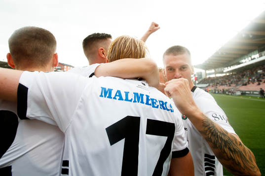 Örebros Samuel Kroon jublar vid Kalle Holmberg 1-0 mål