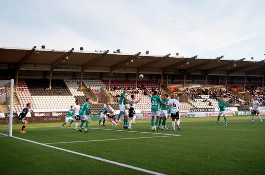 Hörna framför Jönköpings Södras målvakt David Celic