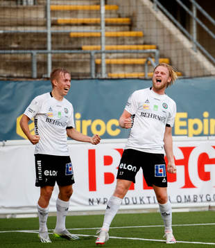 Örebros Kalle Holmberg jublar vid 2-0 med David Seger