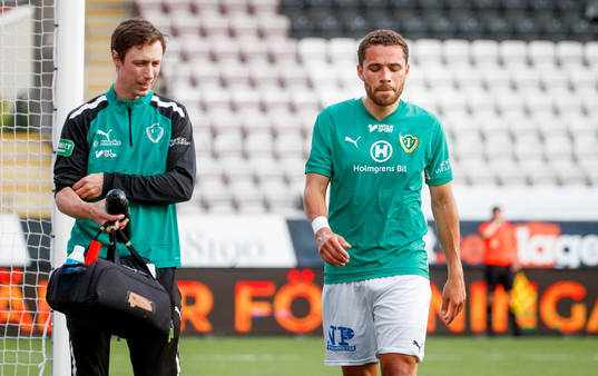 Jönköpings Södras Malkolm Moenza lämnar matchen skadad