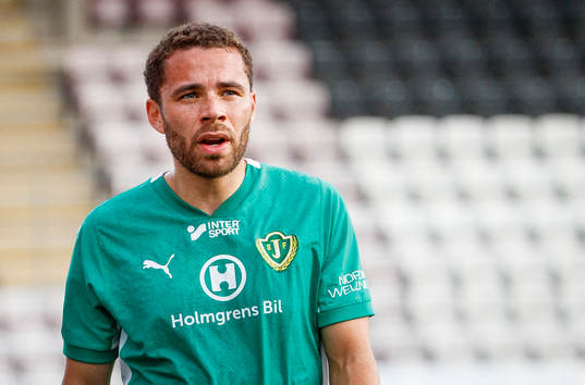 Jönköpings Södras Malkolm Moenza lämnar matchen skadad