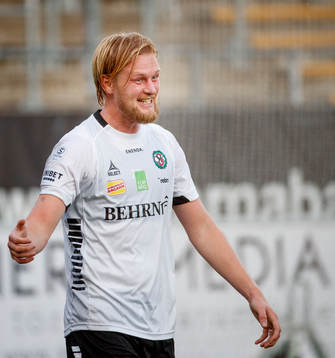 Örebros Kalle Holmberg jublar