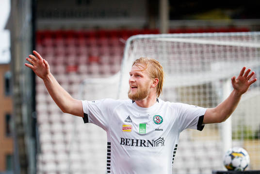 Örebros Kalle Holmberg jublar