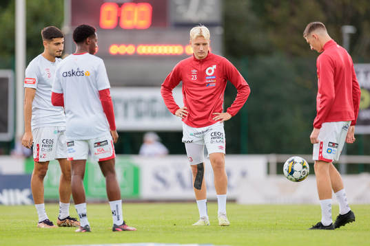 Degerfors spelare värmer upp före fotbollsmatchen i