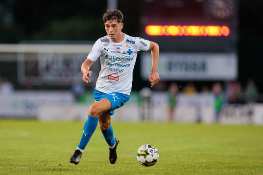 uVärnamos Kenan Bilalovic nder fotbollsmatchen i