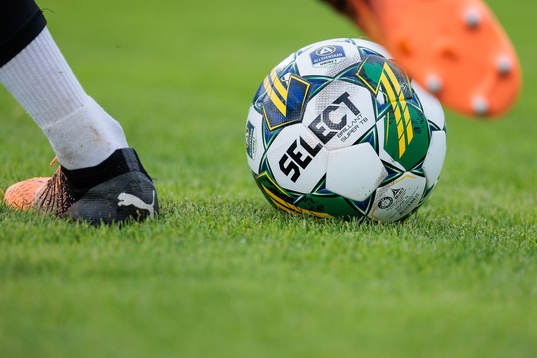 En fotboll spelas