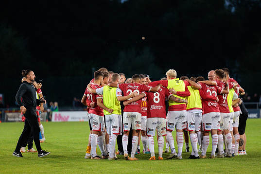 Degerfors spelare samlas på planen