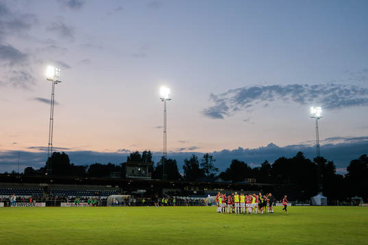 Degerfors spelare samlas på planen