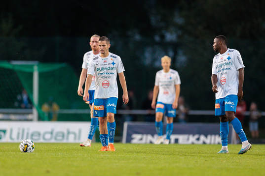 Värnamos Oscar Johansson och Johnbosco Samuel Kalu deppar