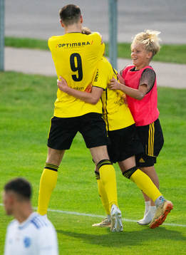 IFK Hässleholms bollkalle grattar måkyttarna i matchen i