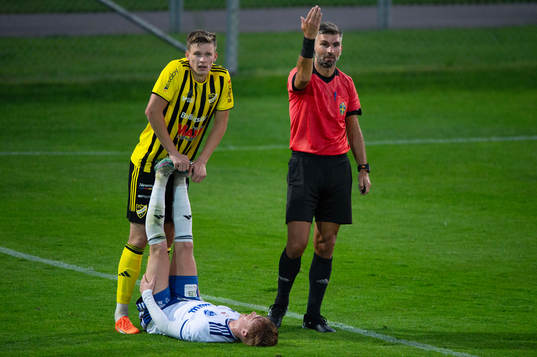 IFK Hässleholms Axel Henriksson hjälper en