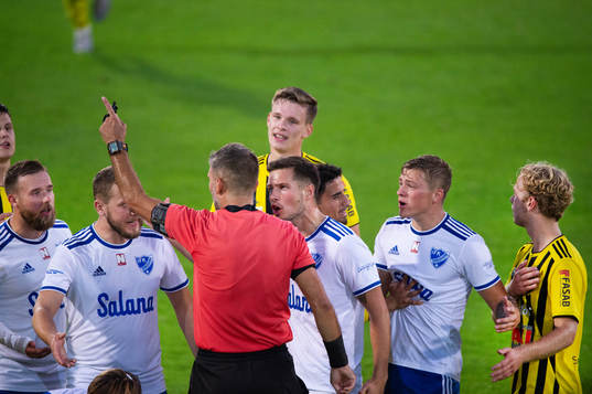 IFK Simrishamn missnöjda med domaren i matchen i DM mellan