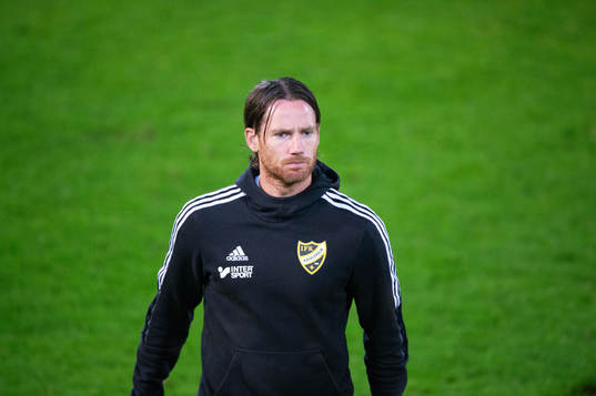 IFK Hässleholms tränare Johan Persson i matchen i DM