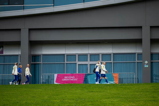 Olivia Schough, Physio Annica Näsmark, Caroline Seger and