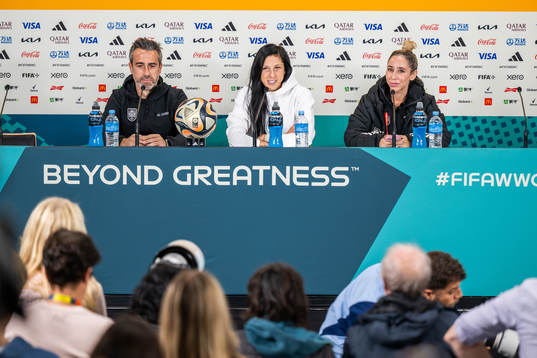 Head coach Jorge Vilda and Jennifer Hermoso of the Spanish