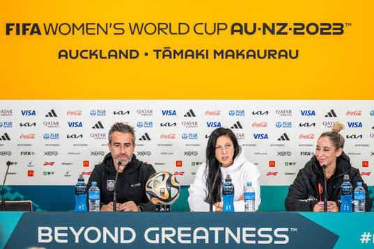 Head coach Jorge Vilda and Jennifer Hermoso of the Spanish